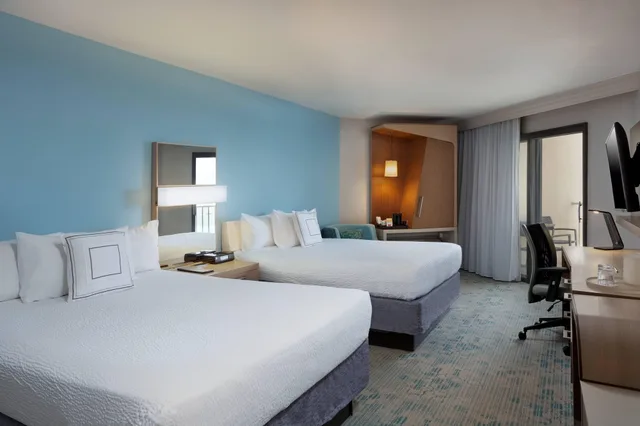 غرفة بسريرين كوين بشرفة بإطلالة جزئية على البحر، Courtyard Isla Verde Beach Resort 2/4