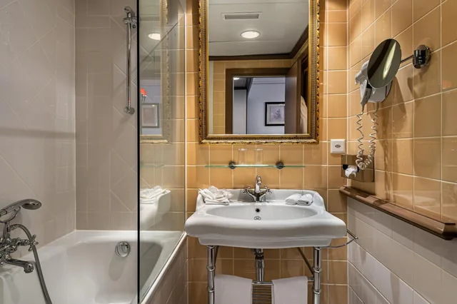 Classic, Double or Twin Bed, Royal Manotel 6/7