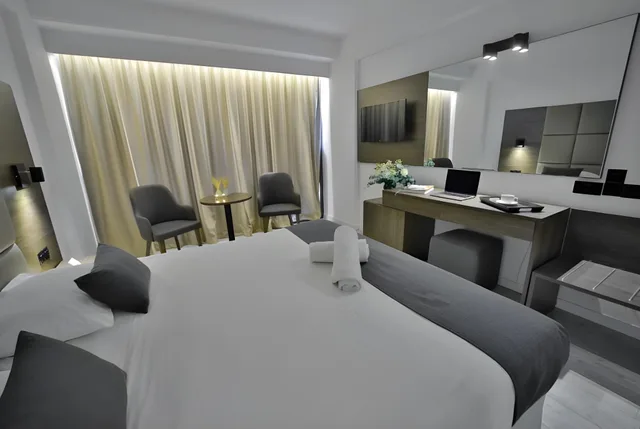 غرفة ديلوكس بسرير مزدوج وسريرين منفصلين، Odysseia Hotel Kapetanios 1/2