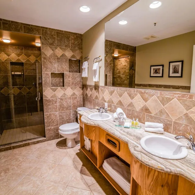 جناح بسرير كينج بغرفة نوم واحدة بمطبخ، Prestige Hudson Bay Lodge & Conference Centre, WorldHotels 6/7