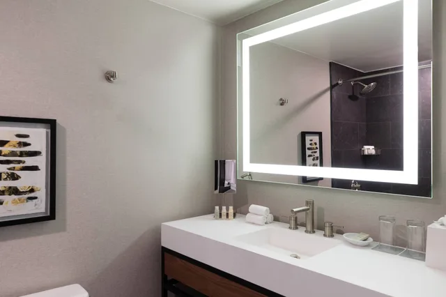 غرفة بسريرين مزدوجين، Renaissance Chicago North Shore Hotel 8/17