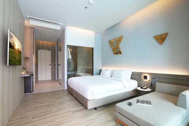 Room, King Bed, Pool Access, The Signature Hotel Airport 4/8