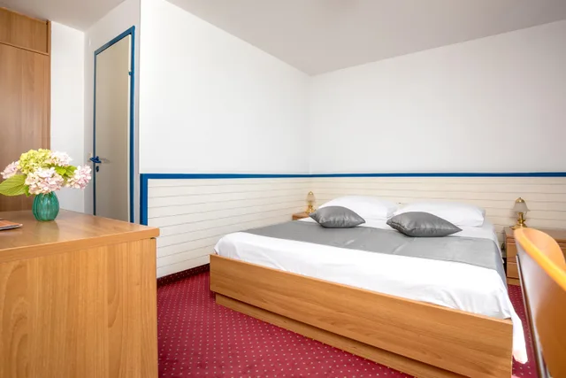 غرفة بسرير مزدوج أو سريرين منفصلين بإطلالة على البحر، Jadran Hotel Sibenik 1/1