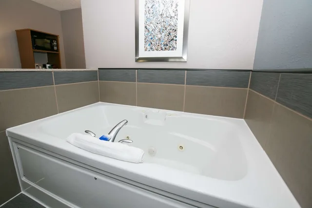 Suite, King Bed, Sofa, Jetted Tub, Best Western Plus Blaine At The National Sports Center 7/7
