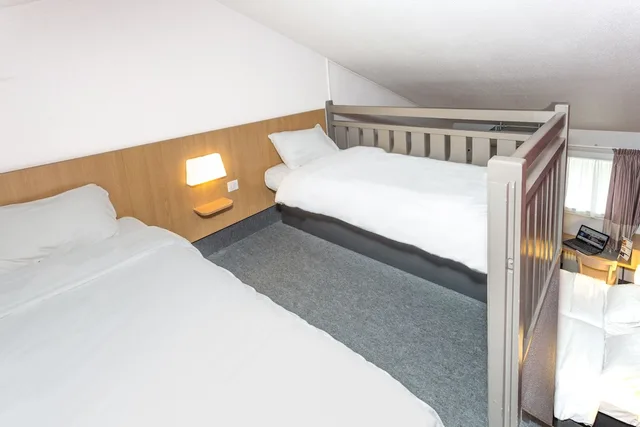 غرفة رباعية بسرير مزدوج وسريرين منفصلين، B&B Hotel Metz Augny 2/10