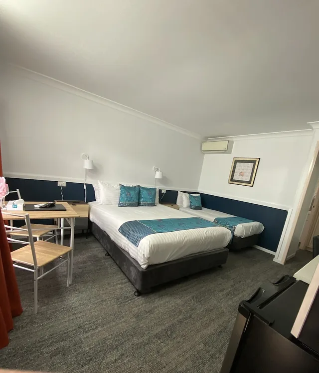 Downstairs, 2 Bedrooms, 1 Queen and 3 Single Beds، Centre Point Mid City Motor Inn 2/4