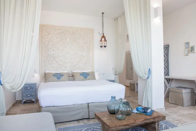 جناح جونيور بسرير كوين بشرفة بإطلالة جزئية على البحر مع أريكة، Falkensteiner Resort Capo Boi 2/8