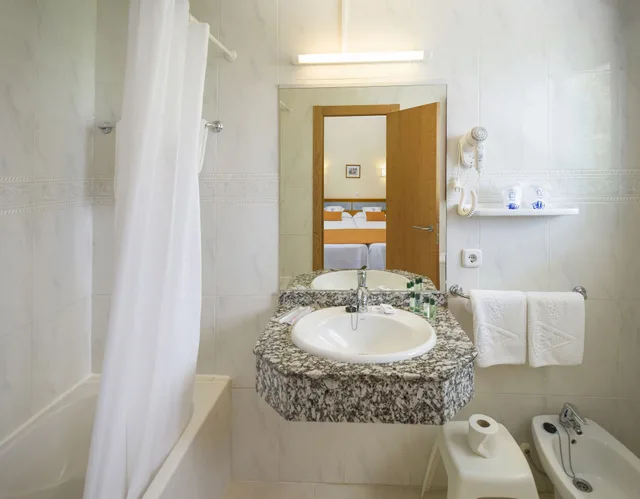 غرفة بسريرين منفصلين بإطلالة على الحديقة بشرفة، Osiris Ibiza Hotel 3/3