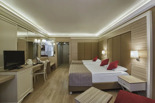 غرفة قياسية بسرير كوين بإطلالة جزئية على البحر، Delphin Deluxe Resort 7/10