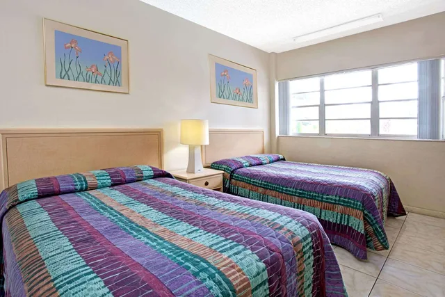 Efficiency, 2 Double Beds, Kitchen، Knights Inn Hallandale 1/3