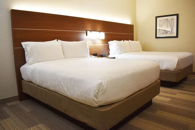غرفة قياسية بسريرين كوين، Holiday Inn Express Hotel And Suites Albany 2/4