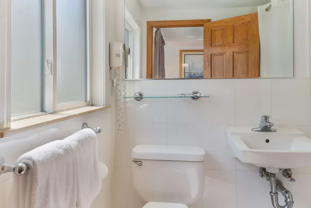 غرفة غراند بسرير كينج، Americas Best Value Inn Suites Hyannis Cape Cod 6/6