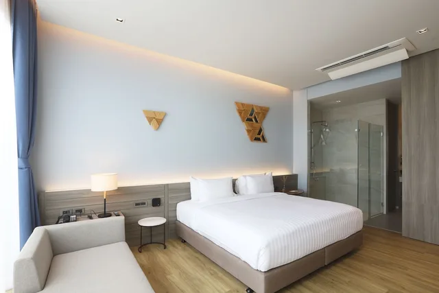 غرفة ديلوكس بسرير كينج بشرفة، The Signature Hotel Airport 3/8