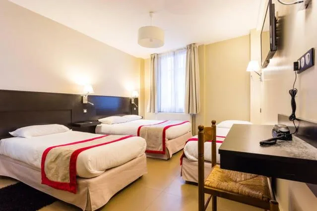 Room, Quadruple, Double and Twin Beds, Private Bathroom, Ground Floor, HOTEL BONSEJOUR MONTMARTRE 1/1