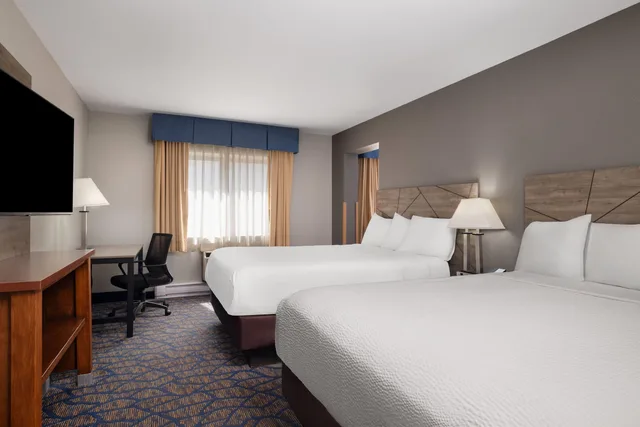 جناح بسريرين مزدوجين بغرفتين لذوي الإعاقة، Baymont By Wyndham Waukesha 1/3