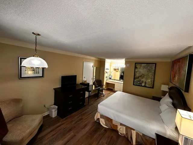 غرفة قياسية بسرير كينج، Plantation Oaks Suites & Inn Millington 4/8