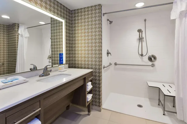 غرفة بسرير كينج لذوي الإعاقة، Home2 Suites by Hilton Wilmington Wrightsville Beach 3/4