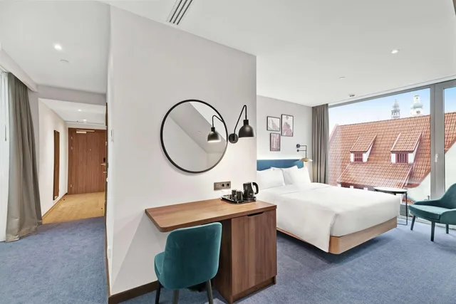 غرفة ديلوكس بسرير كينج بإطلالة على المدينة مع أريكة، Hilton Garden Inn Riga Old Town 2/4