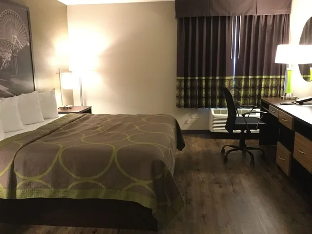 1 king bed non-smoking, Super 8 By Wyndham South Holland 2/2