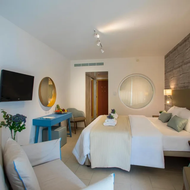 غرفة بسرير مزدوج أو سريرين منفصلين بإطلالة على الجبل مع أريكة، Leonardo Plaza Cypria Maris Beach Hotel And Spa - Adults Only 3/7