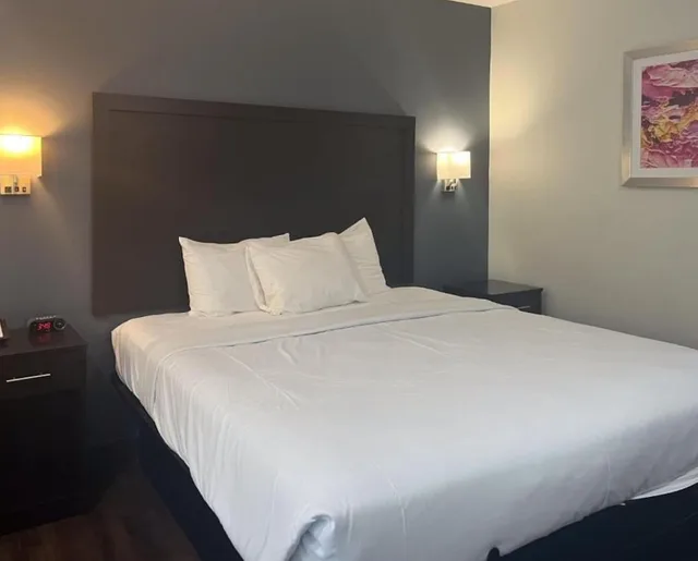 غرفة بسرير كوين بمطبخ، Studio 6 Extended stay Huntsville, AL - US Space & Rocket Center 2/10