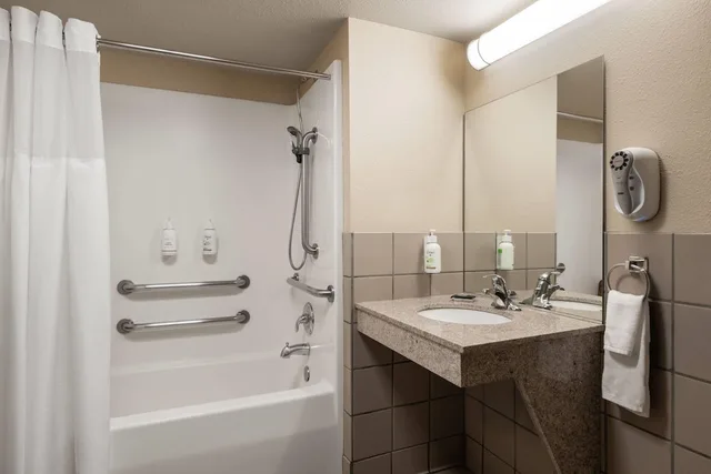 غرفة بسرير كينج لذوي الإعاقة، Hawthorn Suites By Wyndham Napa Valley 8/9