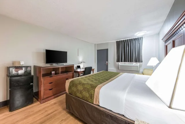 غرفة قياسية بسرير كينج، Rodeway Inn St. Joseph MI 5/8