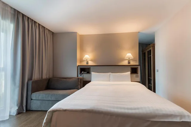Superior, Queen Bed, Ch Bucharest 1/5