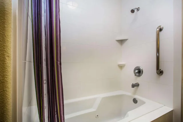غرفة تنفيذية بسرير كينج، La Quinta Inn & Suites by Wyndham Ely 6/9