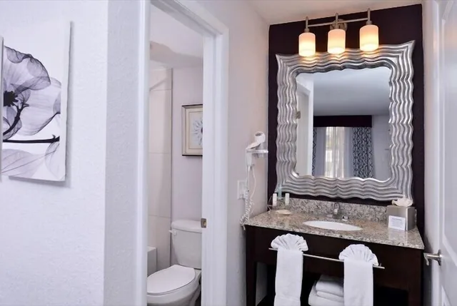 جناح بسريرين كوين مع أريكة يُسمح فيها بالحيوانات الأليفة، Clarion Inn & Suites Across From Universal Orlando Resort 10/10