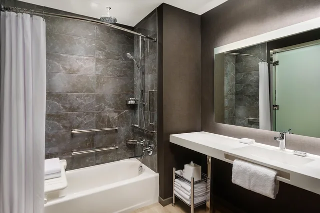 غرفة بسرير كينج مع أريكة، AC Hotel by Marriott Raleigh Downtown 3/3