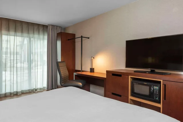 غرفة بسرير كينج، Comfort Inn Kingston - Highway 401 7/10