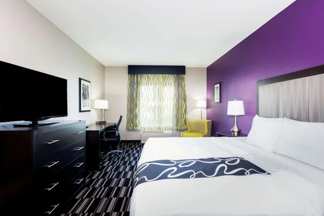 غرفة بسرير كوين، La Quinta Inn & Suites by Wyndham Fairfield - Napa Valley 1/5