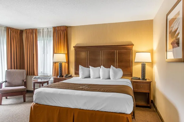 Superior, King Bed, Lake Side, The Black Swan Lee Lenox An Ascend Collection Hotel 5/9