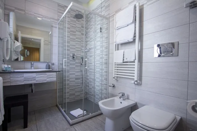 Room, Triple, 1 Double and 1 Single Bed, Flora Hotel Milan 6/10