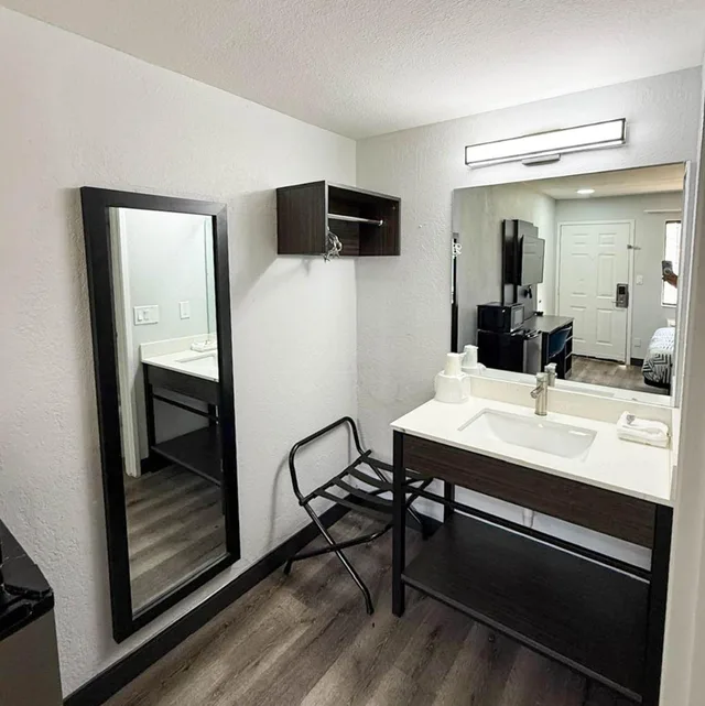 غرفة بسرير كوين للمدخنين، Motel6 Enfield, CT - Hartford 9/9