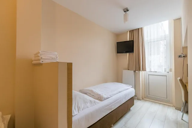 غرفة رباعية، Hotel Port 7/10
