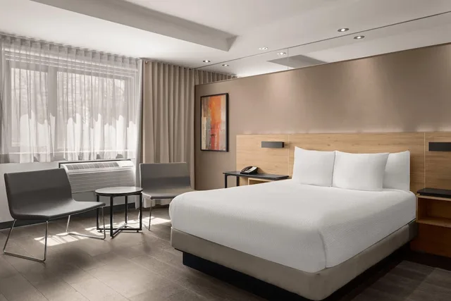 غرفة بسرير كوين، Ramada by Wyndham Laval 2/10