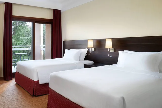 غرفة بسرير مزدوج بشرفة، Courtyard By Marriott Rome Central Park 1/2