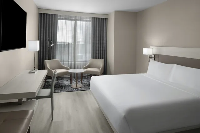 غرفة قياسية ركنية بسرير كينج لذوي الإعاقة، AC Hotel St. Louis Clayton 1/2