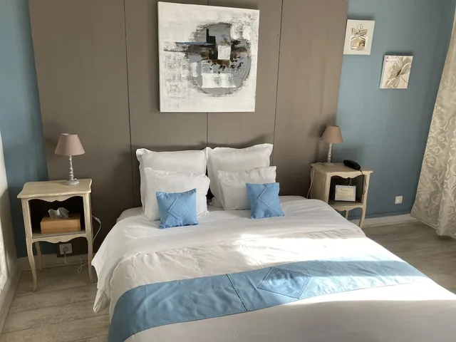 غرفة كومفورت بسرير كوين، LES AUBUNS COUNTRY HOTEL 4/5