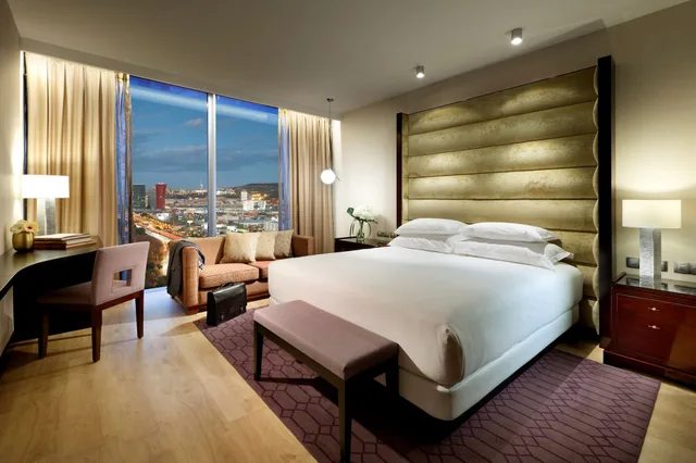غرفة ديلوكس بسرير كينج بإطلالة على المدينة، Hyatt Regency Barcelona Tower 4/7
