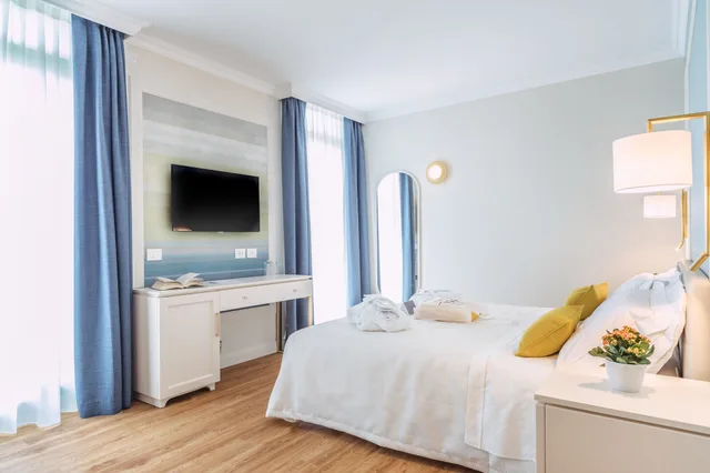 غرفة سوبيريور بسرير مزدوج أو سريرين منفصلين بإطلالة على البحيرة بشرفة، Sky Pool Hotel Sole Garda 2/4