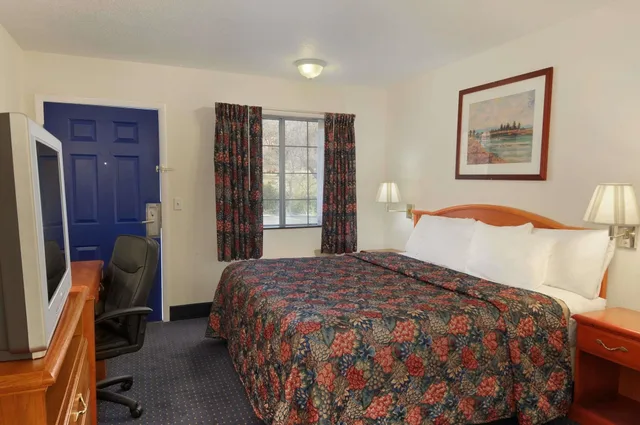 غرفة قياسية بسرير كينج، Days Inn By Wyndham Ku Lawrence 8/10