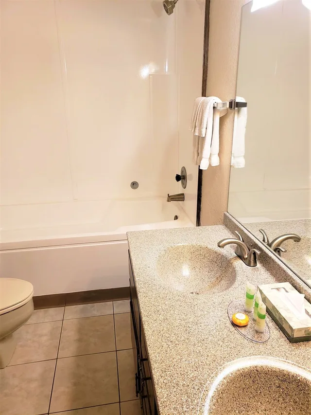 Standard, King Bed, No Air Condition، Inn at SilverCreek 5/6