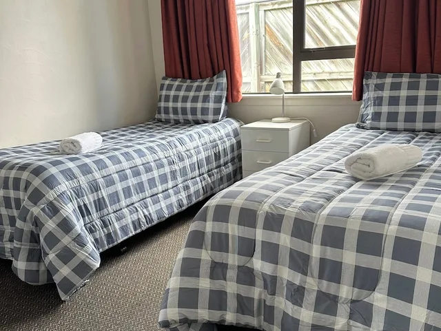جناح بسرير كوين وسريرين منفصلين بغرفة نوم واحدة، Cherylea Motel 4/10