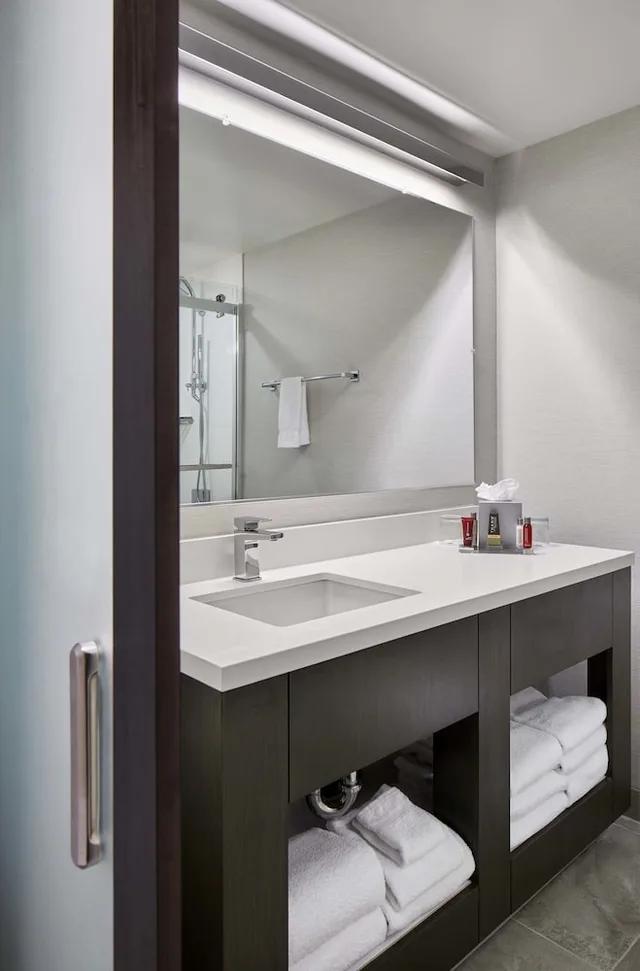 Room, King Bed, Accessible, Columbus Marriott Northwest 4/7