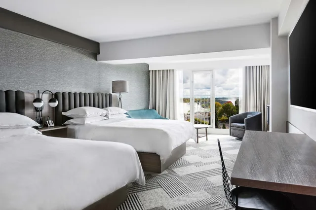 غرفة بسريرين كوين بإطلالة، Sheraton Fallsview Hotel 1/3