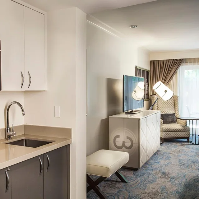 غرفة بسرير مزدوج بإطلالة على المسبح، Hotel Amarano Burbank 6/6