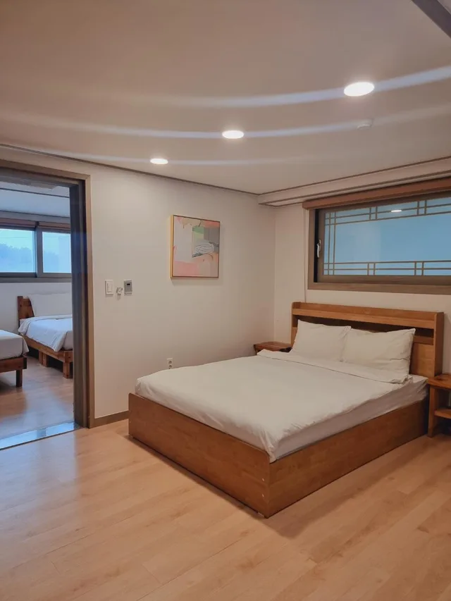 غرفة عائلية ثلاثية بسرير فردي وسريرين كوين، J2 Family Hotel Jeju 1/2